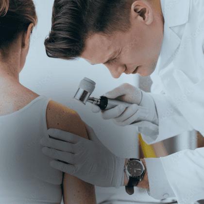 Um médico examinando o braço de uma paciente com um dermatoscopio