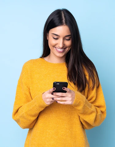 Mulher jovem, sorridente, usando um celular
