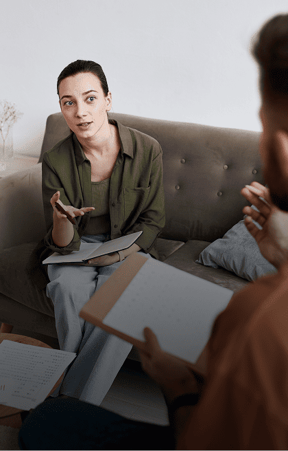 Psicóloga atendendo seu paciente em uma sala de terapia