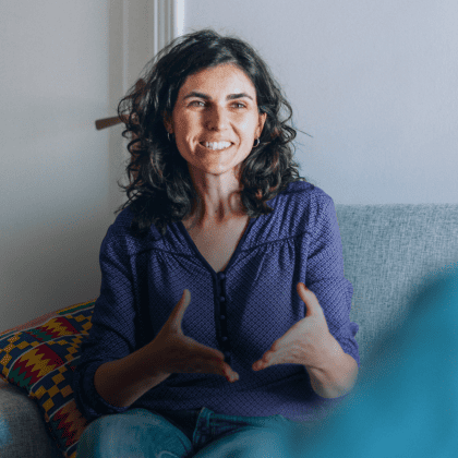 Uma terapeuta sorrindo atendendo um paciente